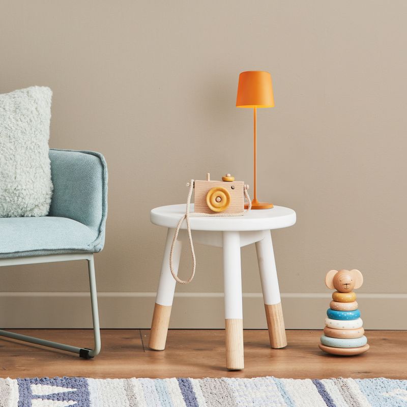 Kaami 37cm Orange portabel från Brilliant - Med sin h&ouml;ga IP44-klassning &auml;r den t&aring;lig mot v&auml;derf&ouml;rh&aring;llanden, perfekt f&ouml;r b&aring;de utomhus och inomhus.