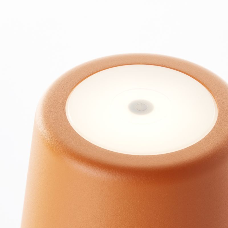 Kaami 37cm Orange portabel från Brilliant - Med sin h&ouml;ga IP44-klassning &auml;r den t&aring;lig mot v&auml;derf&ouml;rh&aring;llanden, perfekt f&ouml;r b&aring;de utomhus och inomhus.