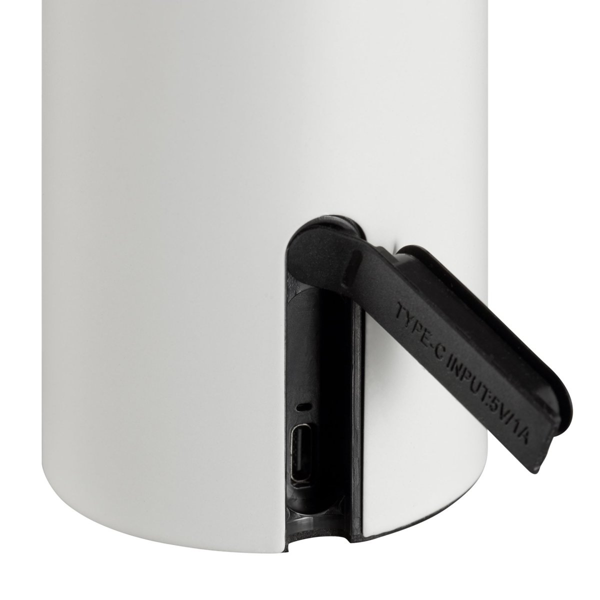 Mattis 20cm Krämvit portabel från Brilliant - Mattis &auml;r en stilren och portabel bordslampa som kombinerar modern design med praktisk funktion.