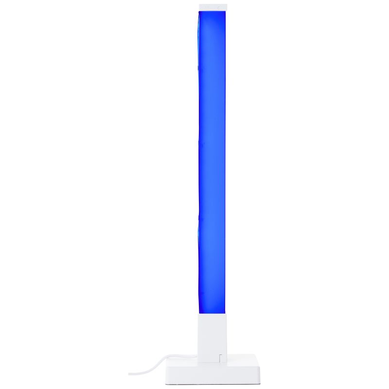 Neele 50cm Vit bordslampa från Brilliant - Med RGB-LED f&aring;r du tillg&aring;ng till ett brett spektrum av f&auml;rger och effekter, s&aring; att du enkelt kan anpassa ljuset efter hum&ouml;r och tillf&auml;lle.