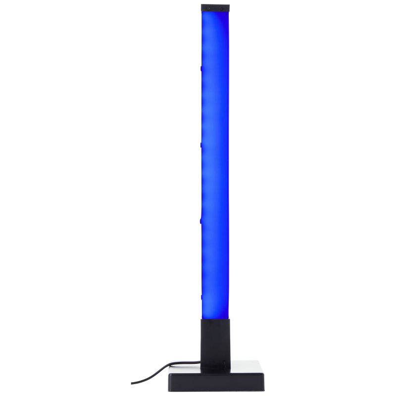 Neele 50cm Svart bordslampa från Brilliant - Med RGB-LED f&aring;r du tillg&aring;ng till ett brett spektrum av f&auml;rger och effekter, s&aring; att du enkelt kan anpassa ljuset efter hum&ouml;r och tillf&auml;lle.