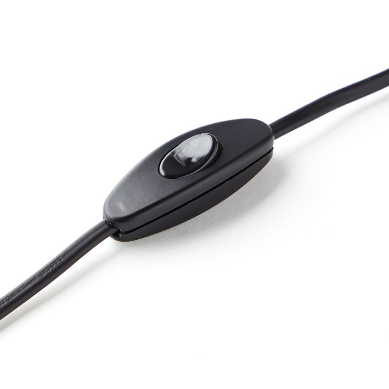 Primo 23cm Röd bordslampa från Brilliant - Den &auml;r tillverkad av textil och keramik och ger ett behagligt ljus.