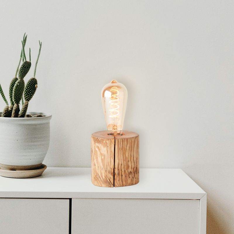 Trabo 10cm Trä bordslampa från Brilliant - Kombinationen av tr&auml; och modern teknik skapar ett naturligt och tidl&ouml;st uttryck som g&ouml;r lampan till en dekorativ detalj i hemmet.