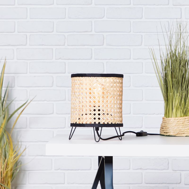 Wiley 20cm Natur bordslampa från Brilliant - Sk&auml;rmen av rotting skapar en varm och h&auml;rlig atmosf&auml;r i rummet.