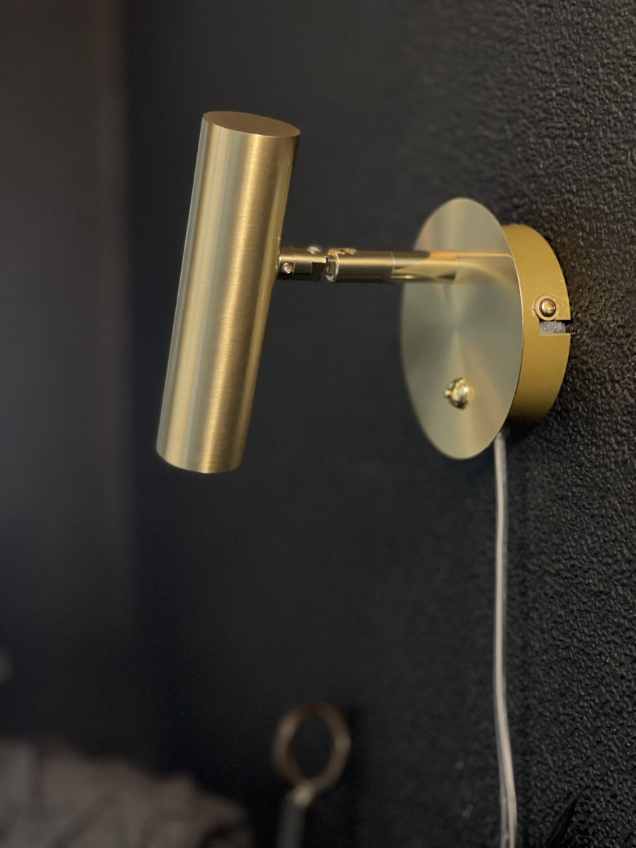 Artic Matt Mässing läslampa från Aneta Lighting - Kan dimmras med en str&ouml;mbrytare p&aring; v&auml;ggplattan.