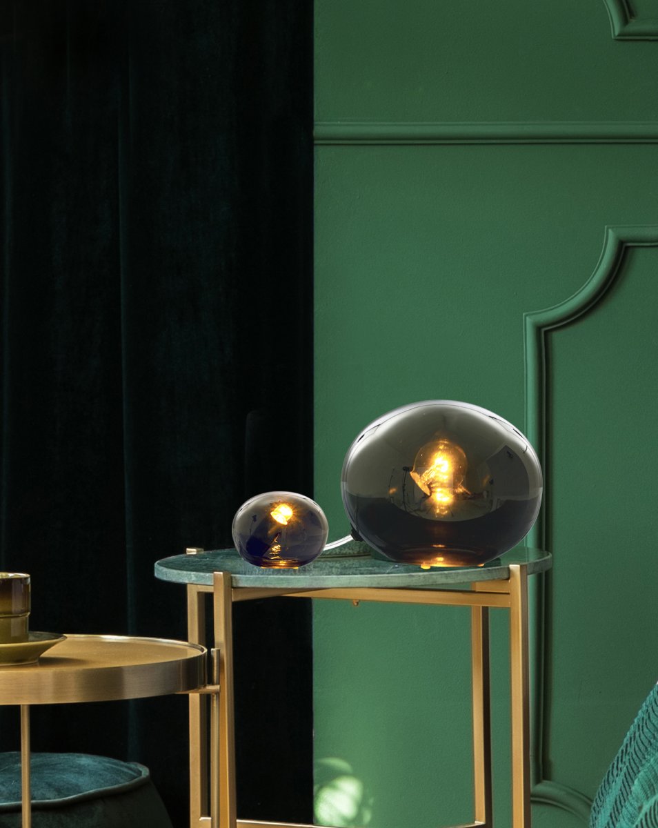 Globus 18cm Rökfärgad bordslampa från Aneta Lighting - Globus bordslampa i r&ouml;kf&auml;rgat glas med ljusk&auml;lla inuti glasbollen som ger ett dekorativt och bekv&auml;mt ljus.