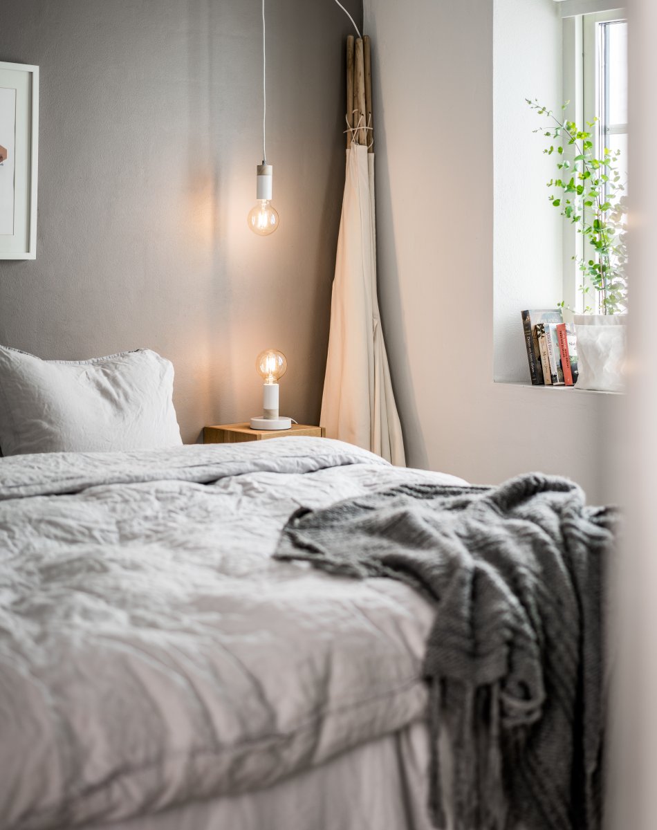 Spartan Ø5 Vit fönsterlampa från Cottex - En stilren och minimalistisk pendel som kombinerar vit metall med detaljer i tr&auml; och krom.