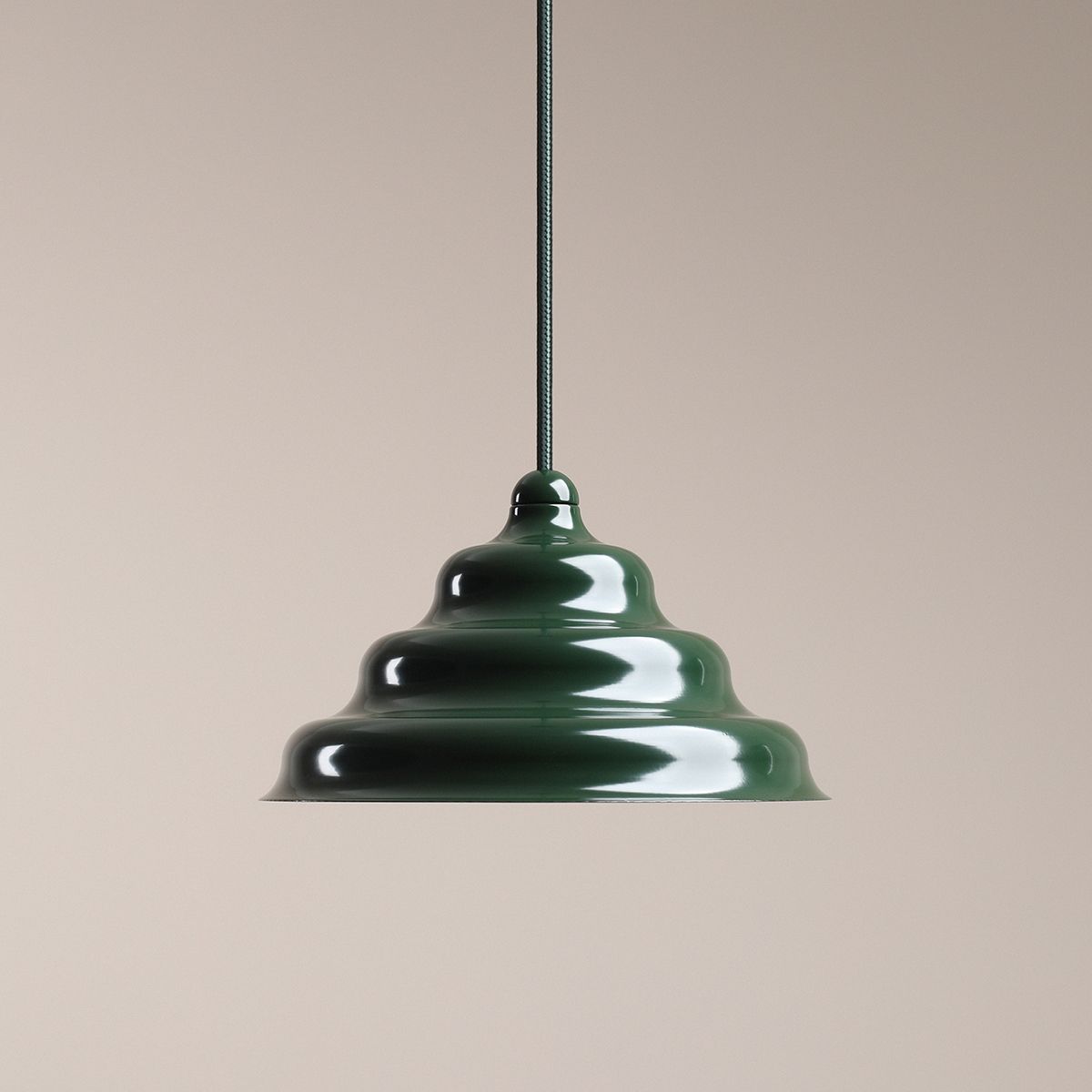 Wave Ø23 Mörkgrön taklampa från Artera - Wave &auml;r en modern pendel med retro design vilket g&ouml;r den till en m&aring;ngfaldig belysning och passar in i alla hem.
