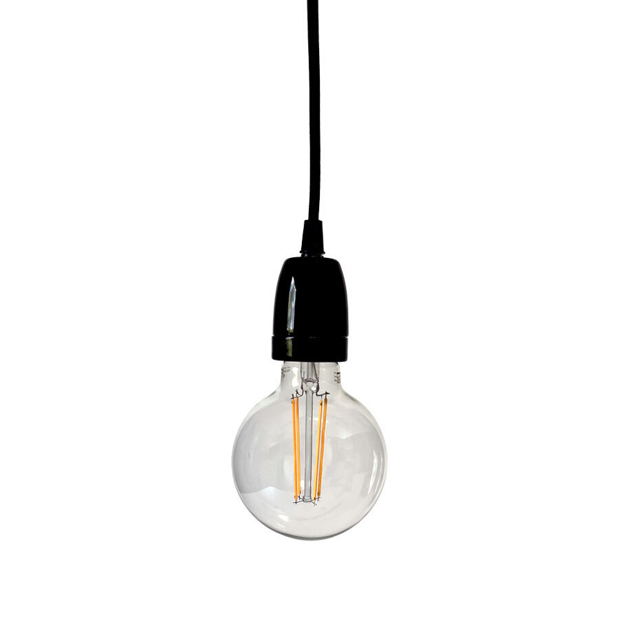 Johan Svart fönsterlampa från Lampan - Utrustad med str&ouml;mbrytare p&aring; sladden och stickkontakt f&ouml;r enkel installation &ndash; ingen fast el beh&ouml;vs!