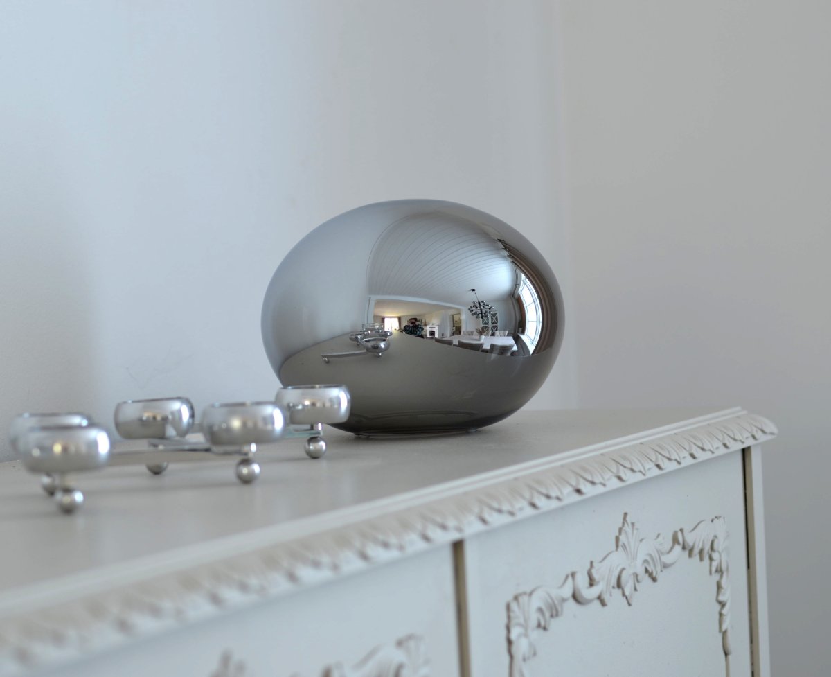 Globus 18cm Rökfärgad bordslampa från Aneta Lighting - Globus bordslampa i r&ouml;kf&auml;rgat glas med ljusk&auml;lla inuti glasbollen som ger ett dekorativt och bekv&auml;mt ljus.