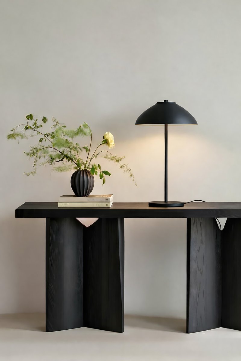 Vali 40cm Svart bordslampa från Belid - Den breda sk&auml;rmen riktar ljuset ned&aring;t och skapar en tydlig ljuszon som ger rummet b&aring;de struktur och atmosf&auml;r.