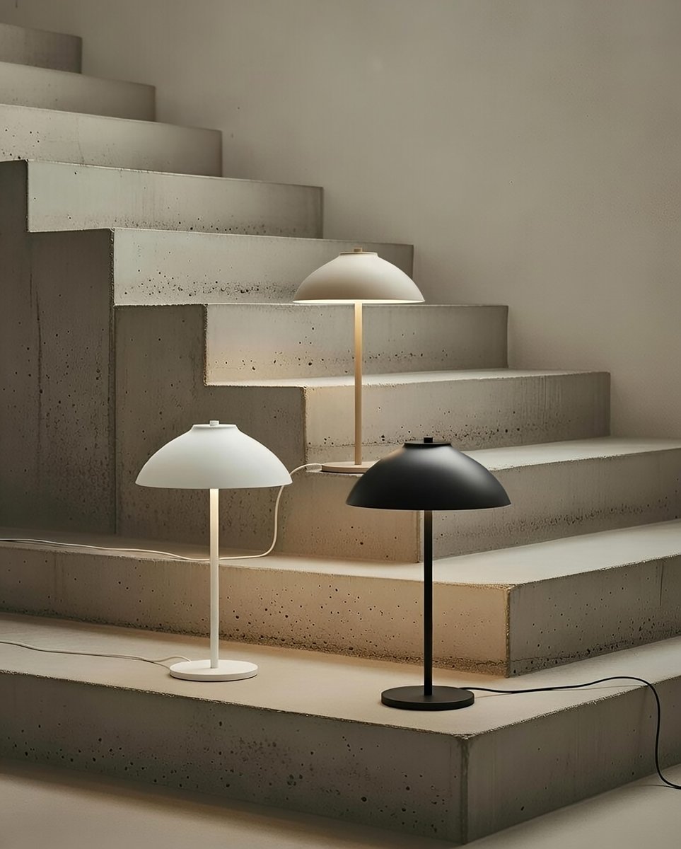 Vali 40cm Vit bordslampa från Belid - Den breda sk&auml;rmen riktar ljuset ned&aring;t och skapar en tydlig ljuszon som ger rummet b&aring;de struktur och atmosf&auml;r.