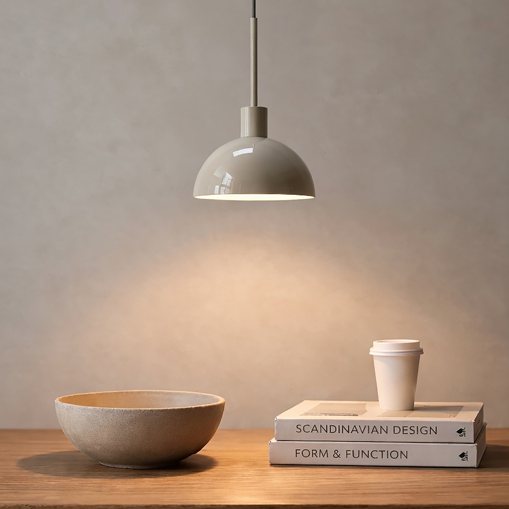 Vienda Ø20 Beige taklampa från Herstal - Vienda sprider ett behagligt ljus och passar fint &ouml;ver matbordet, k&ouml;ks&ouml;n eller som dekorativ belysning i sovrummet.