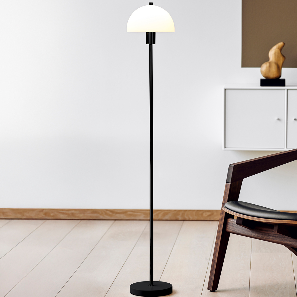 Vienda Svart golvlampa från Herstal - Med en h&ouml;jd p&aring; 125 cm och en diameter p&aring; 20 cm &auml;r den idealisk f&ouml;r att belysa och dekorera ditt utrymme.