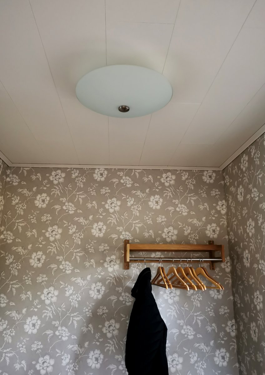 Iglo Ø42 Vit plafond från Aneta Lighting - Sk&auml;rmen &auml;r l&auml;tt sk&aring;lformad och med detaljerna i metall passar den in i alla interi&ouml;rer tack vare sin tidl&ouml;sa design.