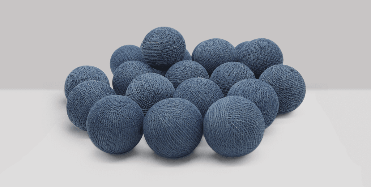 Irislights Vintage Blue 35 bollar Blå från Irislights - De handgjorda bollarna &auml;r tillverkade av tunt, handf&auml;rgat garn och milj&ouml;v&auml;nligt lim, vilket g&ouml;r varje slinga unik.