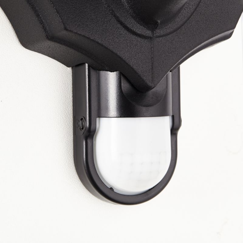 Carleen Svart utelampa från Brilliant - Den &auml;r b&aring;de dekorativ och praktisk och ger trygg belysning vid husets fasad under m&ouml;rka kv&auml;llar.