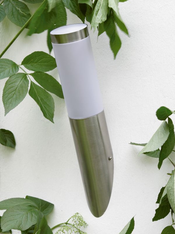 Chorus Stål utelampa från Brilliant - Chorus v&auml;gglampa &auml;r en m&aring;ngsidig armatur som b&aring;de kan anv&auml;ndas dekorativt f&ouml;r att ge fasaden ett lyft och funktionellt f&ouml;r att lysa upp g&aring;ngar och entr&eacute;er.