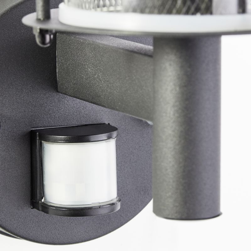 Detroit Svart utelampa från Brilliant - Lampan &auml;r utrustad med en integrerad r&ouml;relsesensor som automatiskt t&auml;nder ljuset vid behov och bidrar till b&aring;de komfort och s&auml;kerhet.