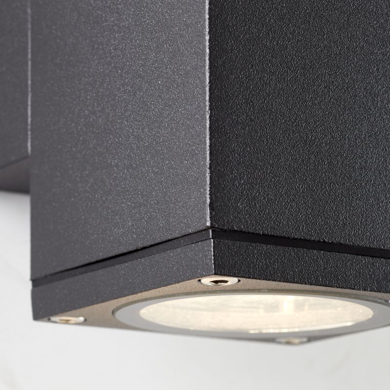 Hally Antracit utelampa från Brilliant - Denna v&auml;gglampa &auml;r b&aring;de dekorativ och funktionell och ger trygg belysning vid entr&eacute;n under dygnets m&ouml;rka timmar.