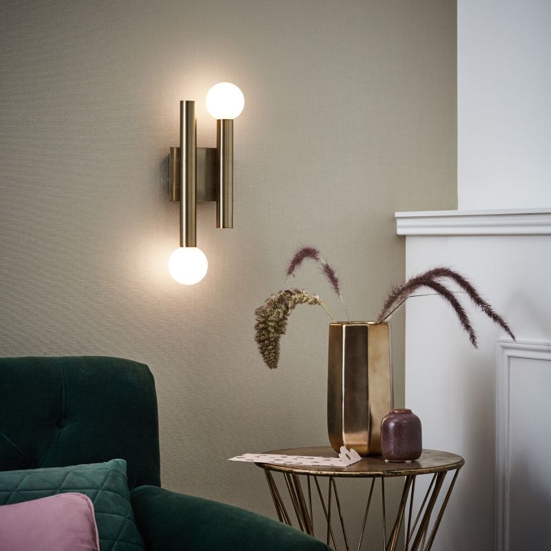 Lucky 34cm Antikmässing vägglampa från Brilliant - Lucky &auml;r en stilfull v&auml;gglampa som kan anv&auml;ndas b&aring;de som komplement till rummets allm&auml;nbelysning och som dekorativ st&auml;mningsbelysning.