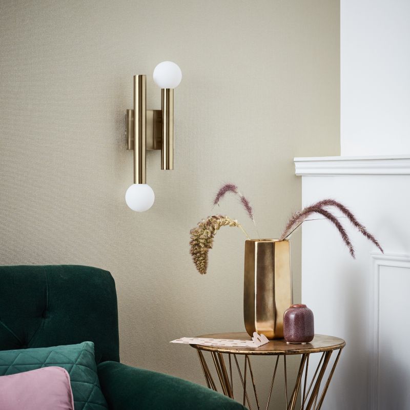 Lucky 34cm Antikmässing vägglampa från Brilliant - Lucky &auml;r en stilfull v&auml;gglampa som kan anv&auml;ndas b&aring;de som komplement till rummets allm&auml;nbelysning och som dekorativ st&auml;mningsbelysning.