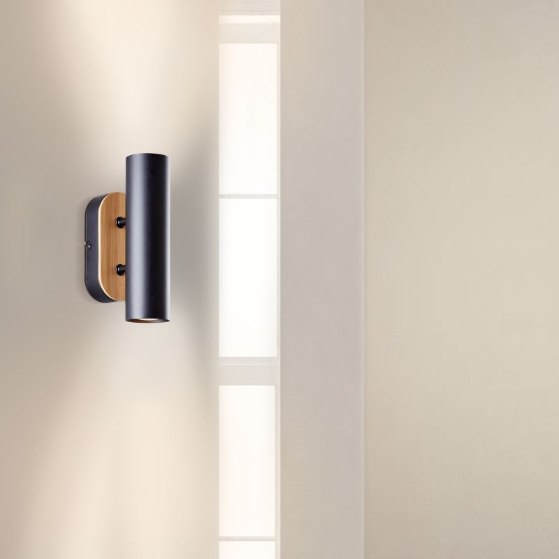 Niels Svart vägglampa från Brilliant - Niels &auml;r en elegant v&auml;gglampa tillverkad i metall och bambu &ndash; ett f&ouml;rnybart och milj&ouml;v&auml;nligt material som skapar en varm och trivsam atmosf&auml;r i hemmet.