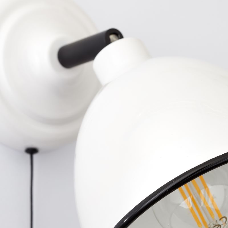 Telio Vit läslampa från Brilliant - Telio &auml;r en stilfull v&auml;gglampa som kan anv&auml;ndas b&aring;de som komplement till rummets allm&auml;nbelysning och som l&auml;slampa.