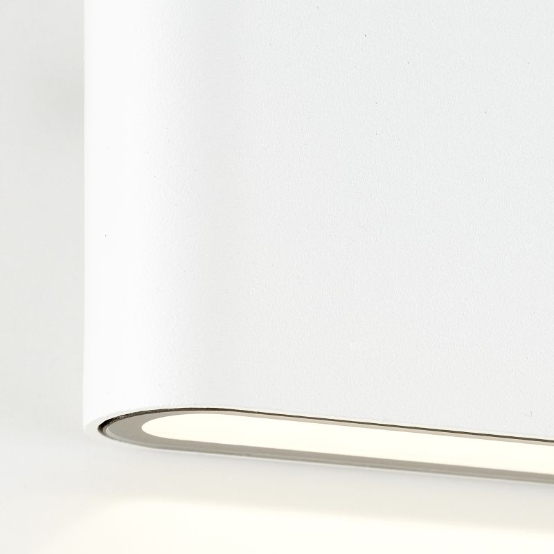 Welbie Vit utelampa från Brilliant - Med sin stilrena design blir den b&aring;de funktionell och dekorativ vid husets fasad n&auml;r ljuset sprider sig b&aring;de ner och upp p&aring; v&auml;ggen fr&aring;n lampan.
