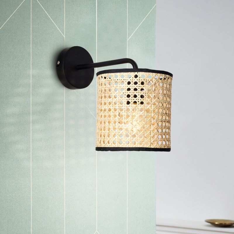 Wiley 30cm Natur vägglampa från Brilliant - Den passar lika bra i vardagsrum och sovrum som i hallen och bidrar till en trivsam atmosf&auml;r i hemmet.
