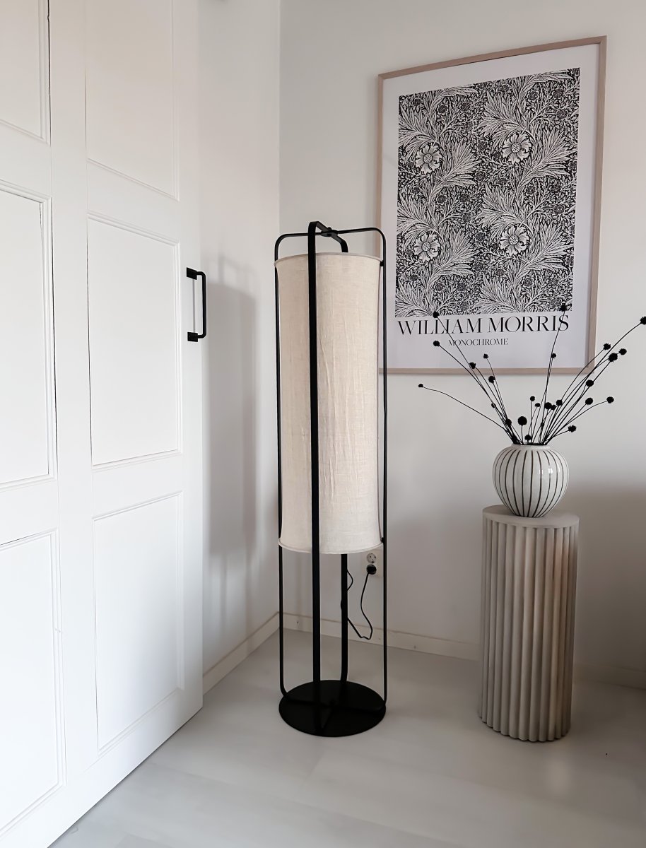 Ronda Natur golvlampa från Aneta Lighting - Ronda &auml;r en modern golvlampa med en svart metallstomme och naturbeige tyg av linneliknande kvalitet.