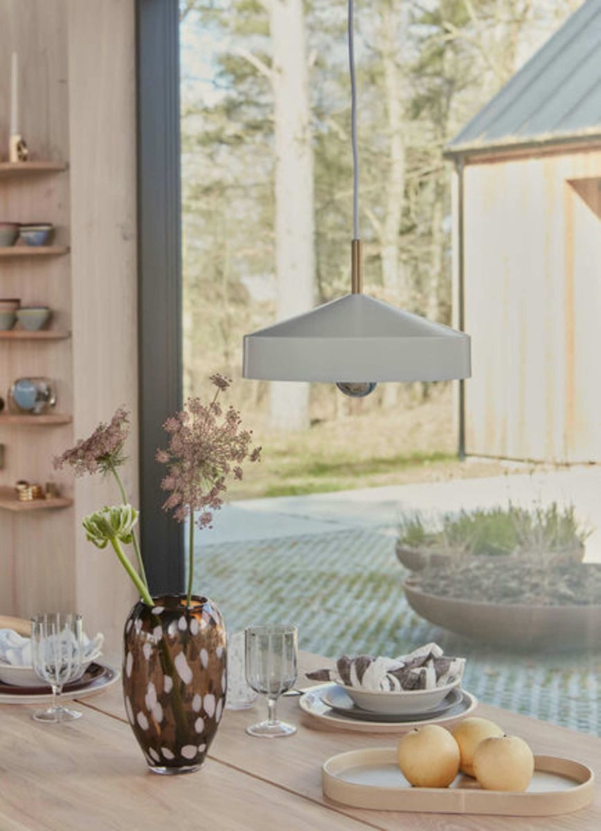 Hatto Ø30 Vit taklampa från OYOY - Hatto pendel i vitt har en stilren design med matt finish, eleganta m&auml;ssingsdetaljer och textilsladd.