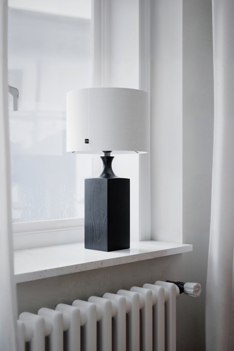 Woody 56cm Svart bordslampa från By Rydéns - Woody &auml;r en stilren bordslampa gjord av tr&auml; och textil.