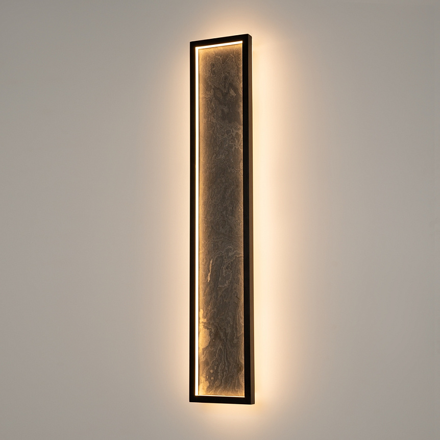 Orign 60cm Svart vägglampa från Maytoni - Orign &auml;r en v&auml;gglampa i metall med en elegant stenimitation i mitten som ger ett naturligt och exklusivt intryck.