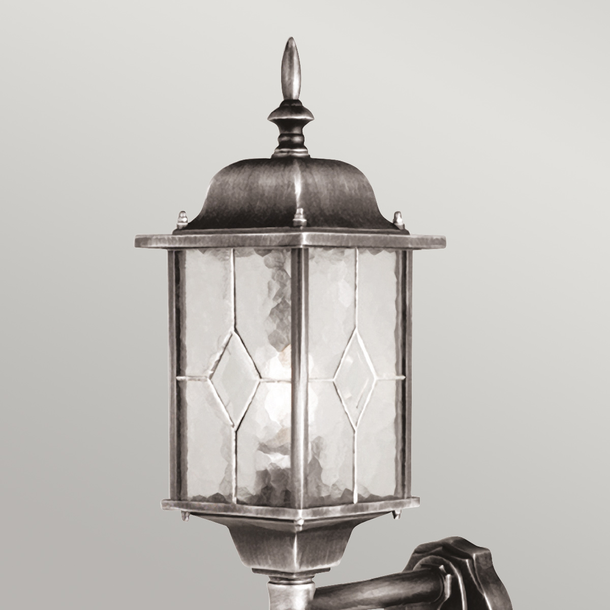 Wexford Silver utelampa från Elstead Lighting - Lampan &auml;r utrustad med en praktisk r&ouml;relsesensor som automatiskt t&auml;nder ljuset vid r&ouml;relse inom ett avst&aring;nd p&aring; 1&ndash;8 meter och en detektionsvinkel p&aring; 120 grader.