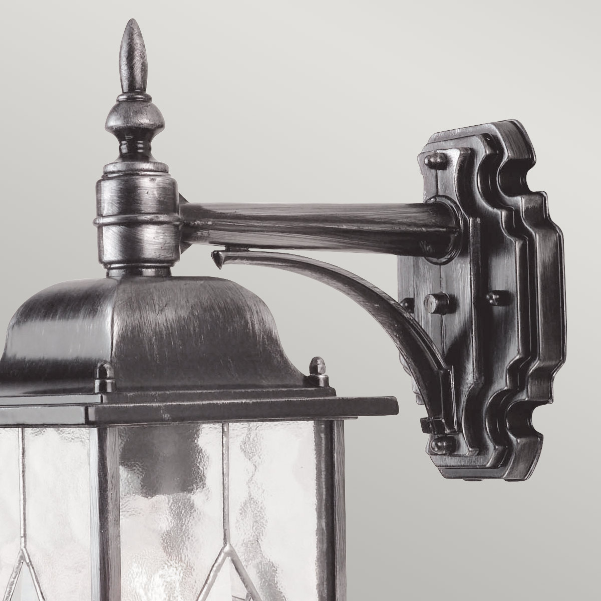 Wexford Silver utelampa från Elstead Lighting - Wexford &auml;r en klassisk v&auml;gglampa f&ouml;r utomhusbruk, tillverkad av aluminium med en elegant finish i m&ouml;rk silver och dekorativa glaspartier med blyinfattat m&ouml;nster.