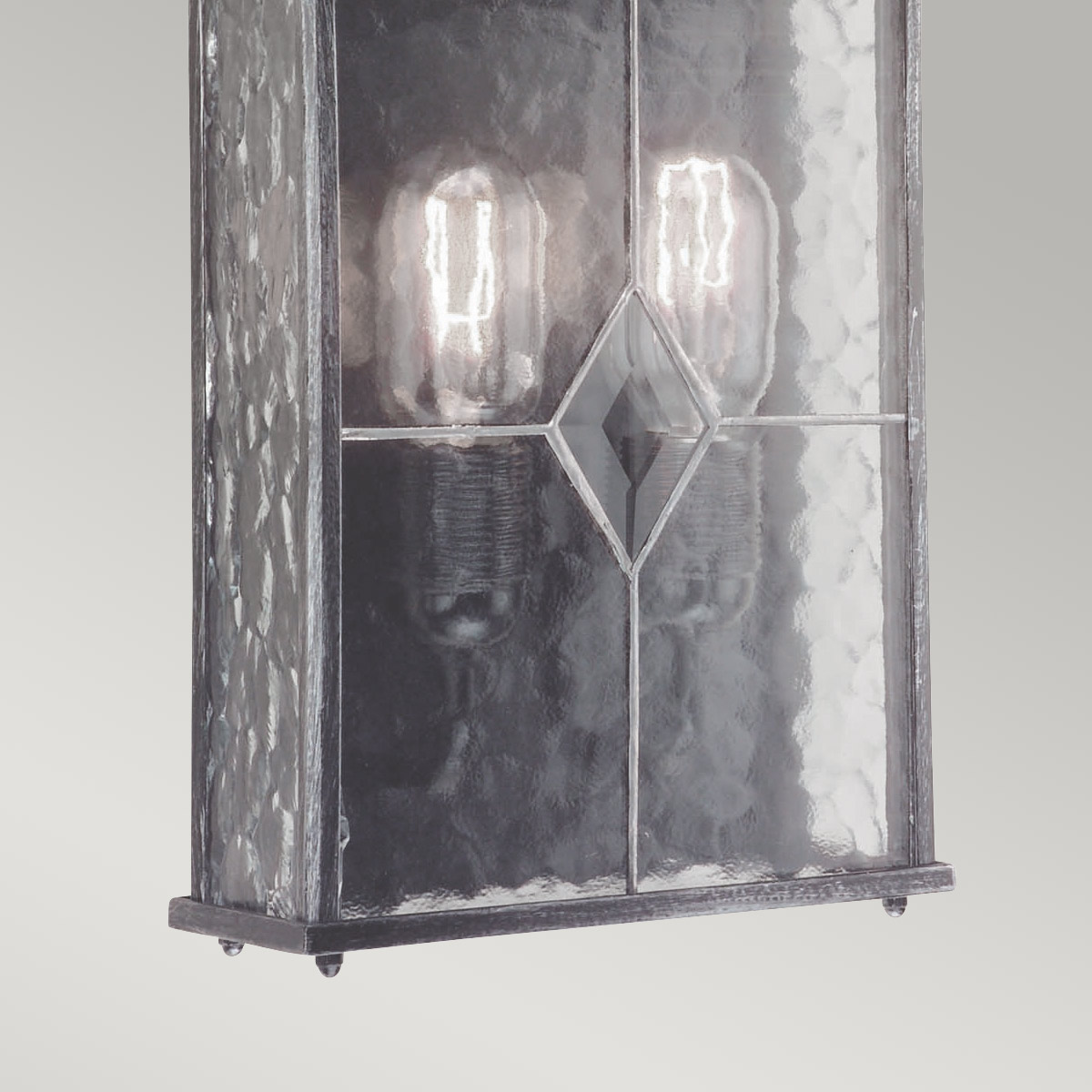 Wexford Silver utelampa från Elstead Lighting - Wexford &auml;r en klassisk v&auml;gglampa f&ouml;r utomhusbruk, tillverkad av aluminium med en elegant finish i m&ouml;rk silver och dekorativa glaspartier med blyinfattat m&ouml;nster.