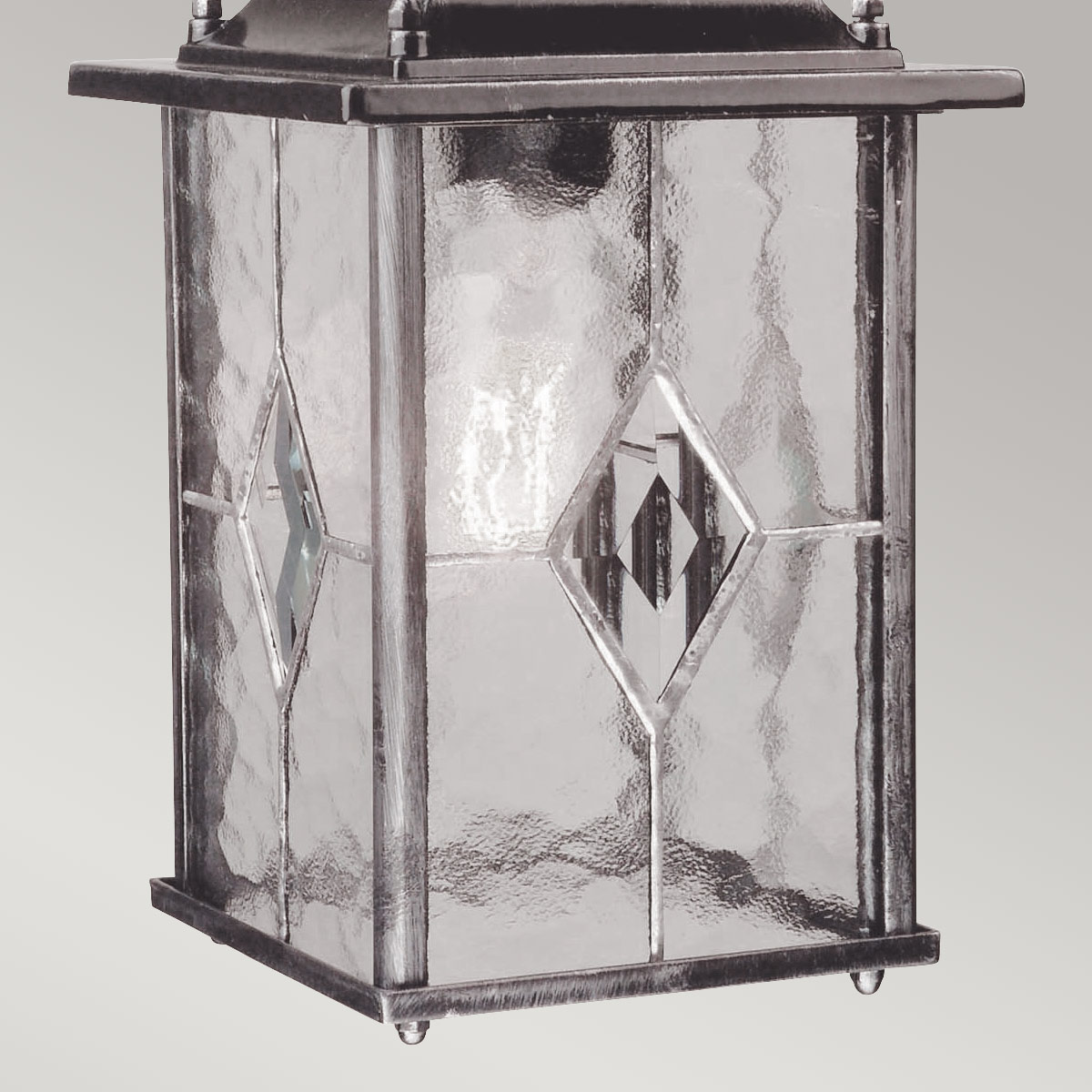 Wexford 16cm Silver från Elstead Lighting - Wexford &auml;r en klassisk h&auml;ngande utomhuslykta tillverkad av aluminium med en elegant finish i m&ouml;rk silver och dekorativa glaspartier med blyinfattat m&ouml;nster.