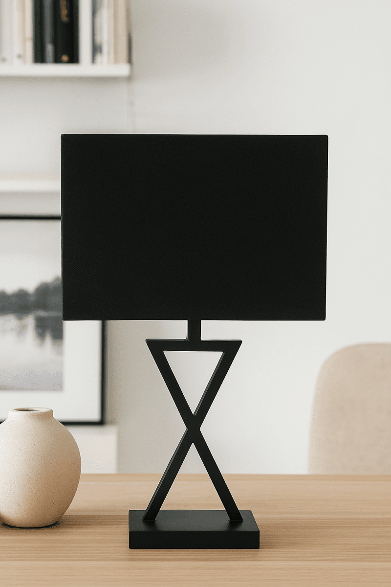 X-factor 54cm Svart bordslampa från Nordic Lighting - X-factor bordslampa kombinerar en modern geometrisk metallfot i elegant svart finish med en svart linnesk&auml;rm.