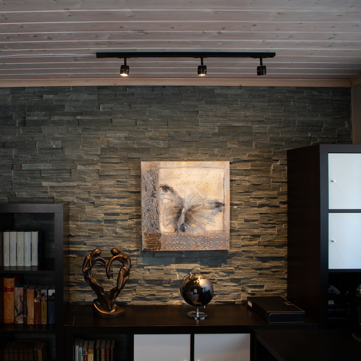 Lumi spot Svart från Aneta Lighting - Lumi har integrerad LED p&aring; 7W med 490lm och 2700K varmvitt ljus.