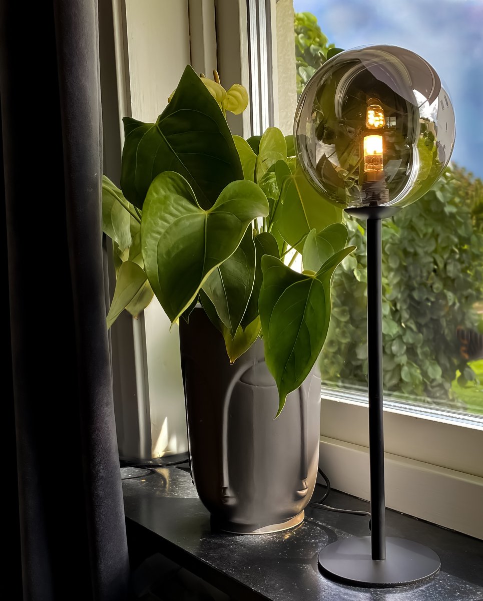 Molekyl 43cm Rökgrå bordslampa från Aneta Lighting - L&aring;t Molekyl bli ett stilrent statement i ditt hem &ndash; perfekt f&ouml;r att ge din inredning ett lyft och sprida ett behagligt ljus d&auml;r det beh&ouml;vs som mest.