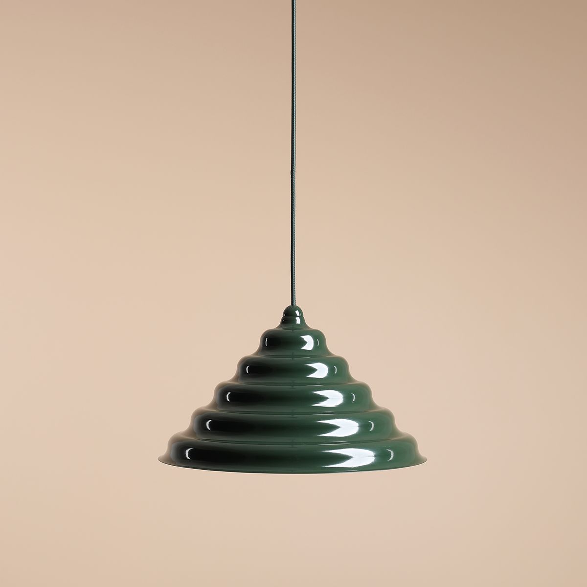 Wave Ø36 Mörkgrön taklampa från Artera - Wave &auml;r en modern pendel med retro design vilket g&ouml;r den till en m&aring;ngfaldig belysning och passar in i alla hem.