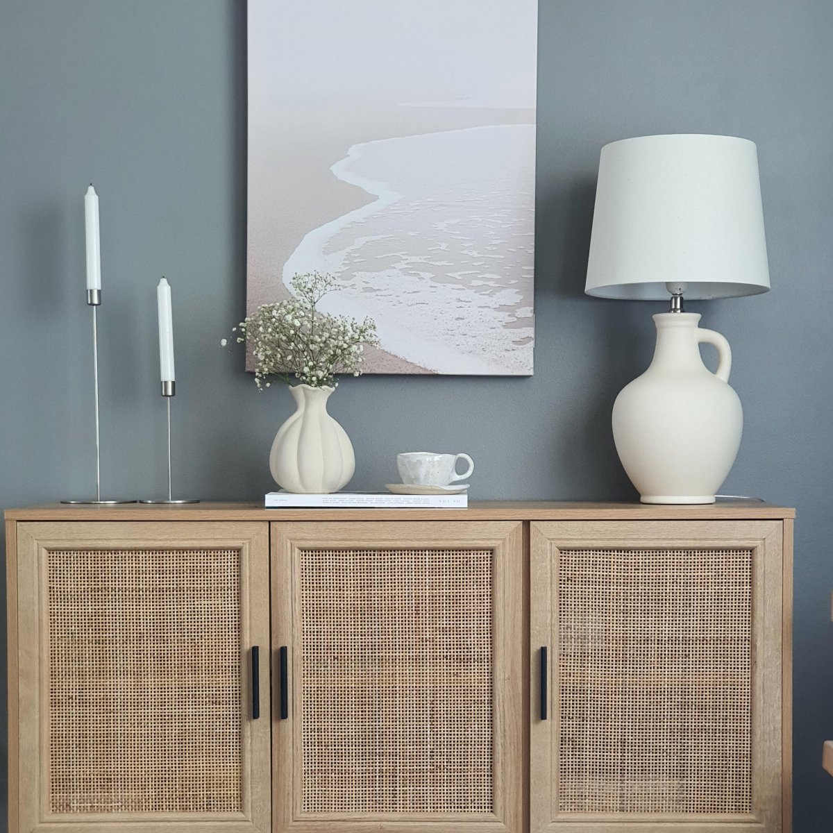 Athena 58cm Naturvit bordslampa från Aneta Lighting - Med en kurvig keramikfot i form av en antik kanna ger den en rustik touch till ditt hem.