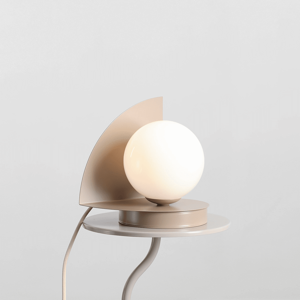 Loop 20cm Beige bordslampa från Artera - Loop &auml;r en modern bordslampa med retro design i en fin dov beige f&auml;rg.