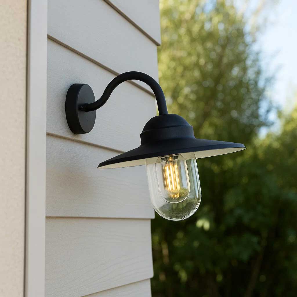 Ystad Svart utelampa från Lampan - Ystad &auml;r en klassisk stallykta i svart f&auml;rg och klart glas.