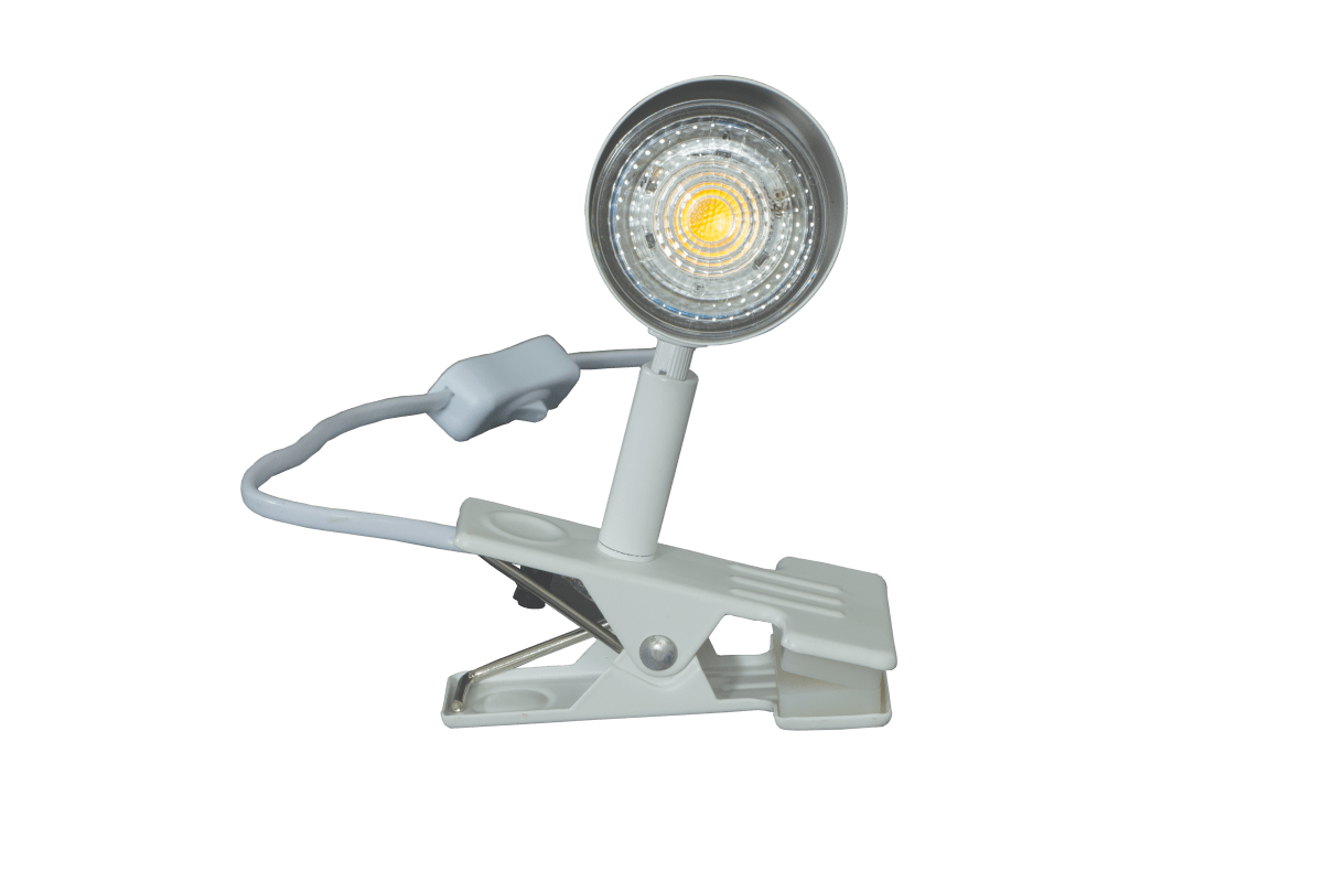 Hugin Vit klämlampa från Aneta Lighting - Passar med sin avskalade och rena design in i de flesta hem.