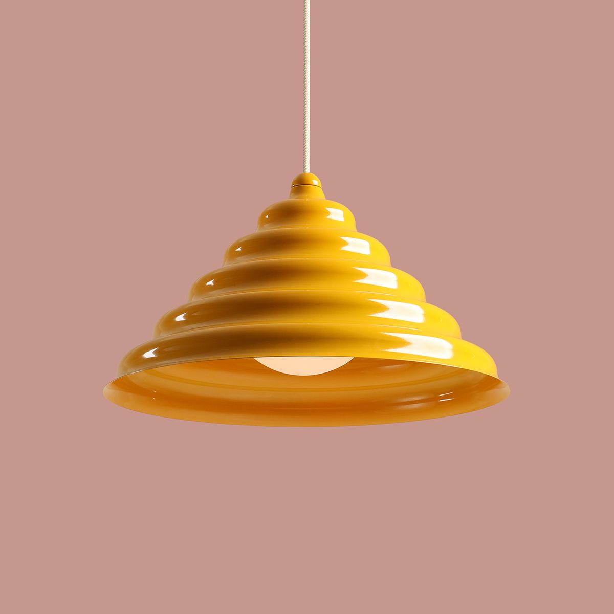 Wave Ø36 Gul taklampa från Artera - Wave &auml;r en modern pendel med retro design vilket g&ouml;r den till en m&aring;ngfaldig belysning och passar in i alla hem.