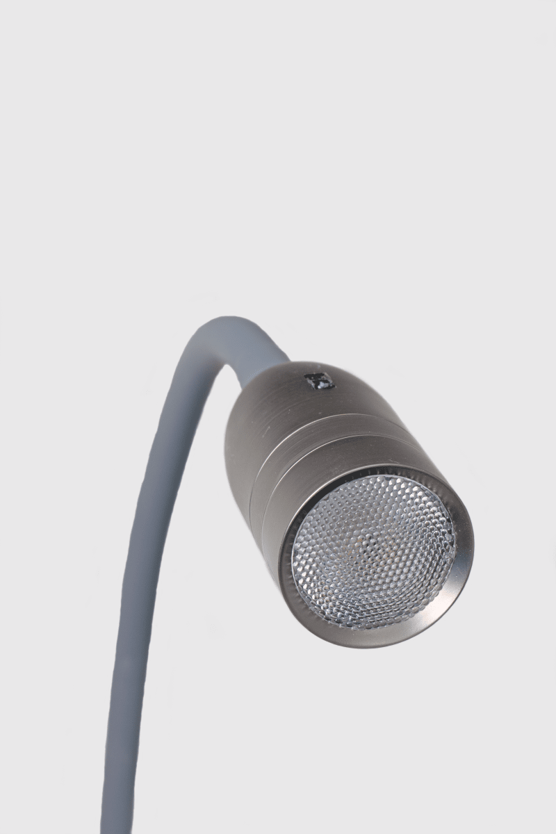 Sensilo Tenn/grå läslampa från Aneta Lighting - Ljusreglering (t&auml;nd/sl&auml;ck/dimma) sker med den genialiska sensorn som sitter l&auml;tt&aring;tkomligt p&aring; lampans huvud.