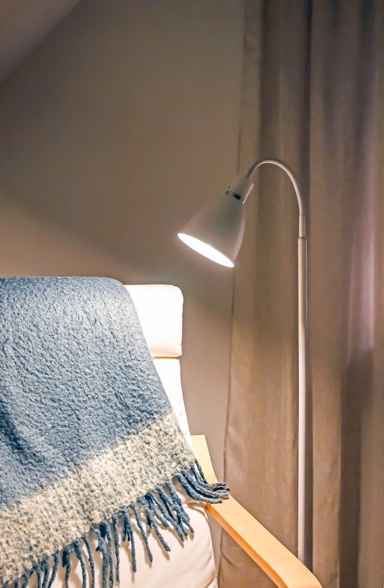 Idre 1 Vit golvlampa från Aneta Lighting - Idre &auml;r en stilren golvlampa i mattvit metall med en elegant dekorring i krom.