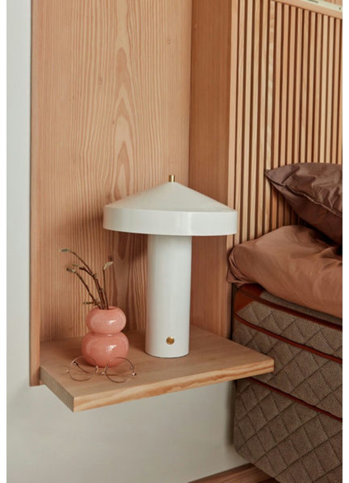 Hatto 40cm Vit bordslampa från OYOY - Lampan &auml;r en del av den popul&auml;ra Hatto-serien och finns i flera moderna f&auml;rger.